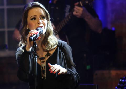  Sandy faz show intimista no Dia dos Namorados